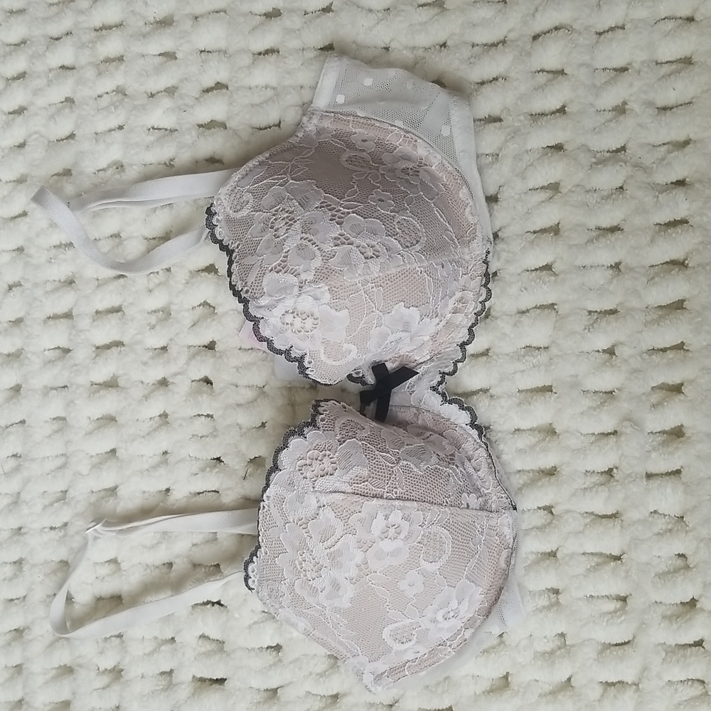 Victoria's Secret 32C bra white padded underwire